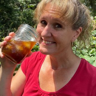 Barbra-Sue drinking switchel