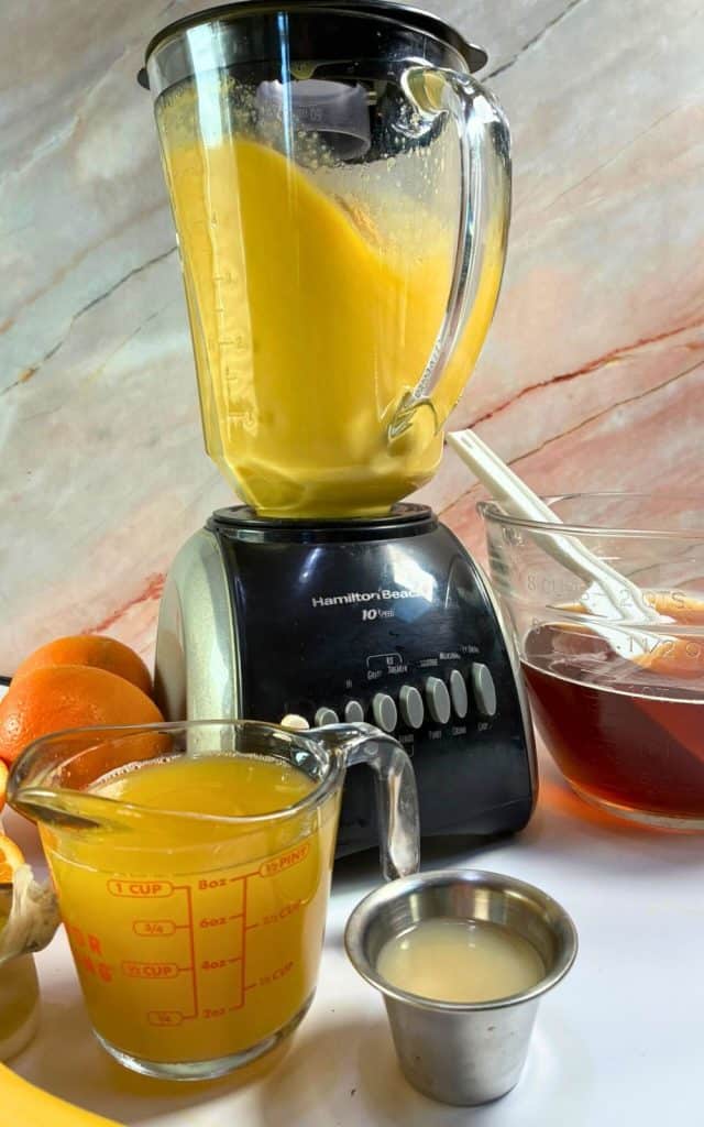 blending bananas and juices in blender