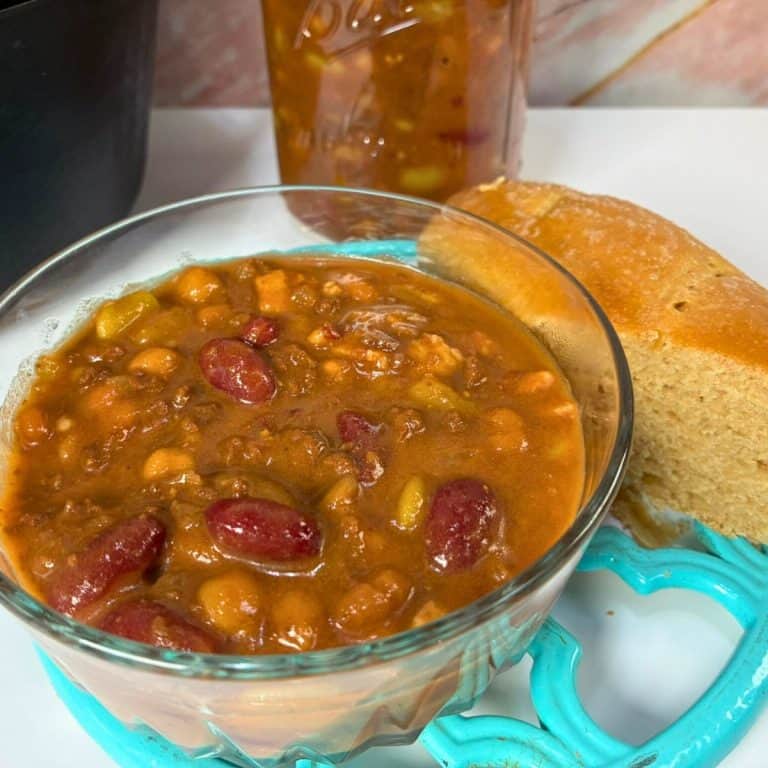 Lennie's Bean soup with bread
